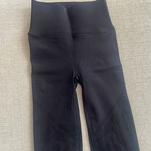 NEW Fabletics High-Waisted SculptKnit Camo Legging in Black - Picture 5 of 6